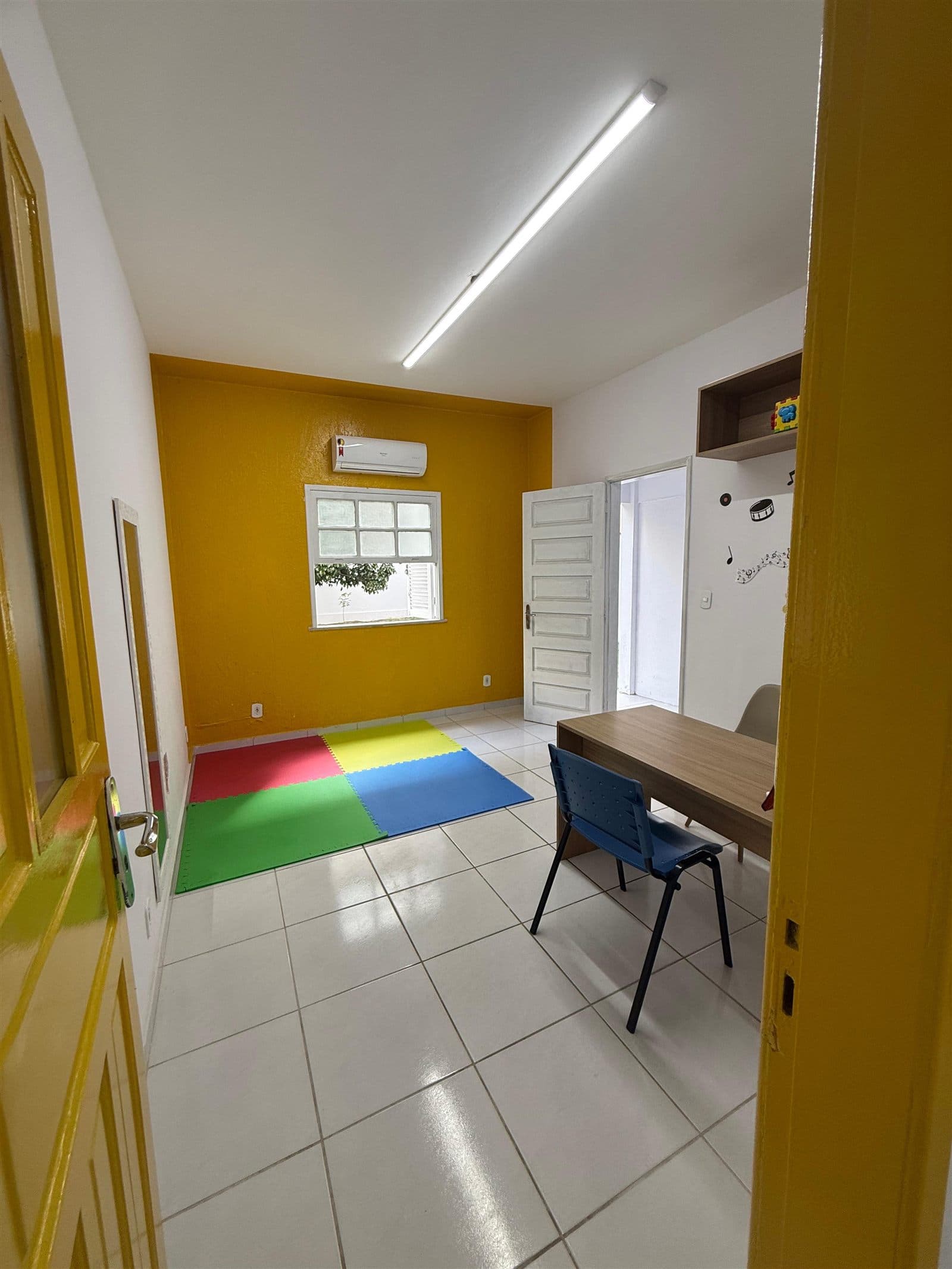Sala de musicoterapia do Instituto Te Amo com instrumentos ao alcance das crianças
