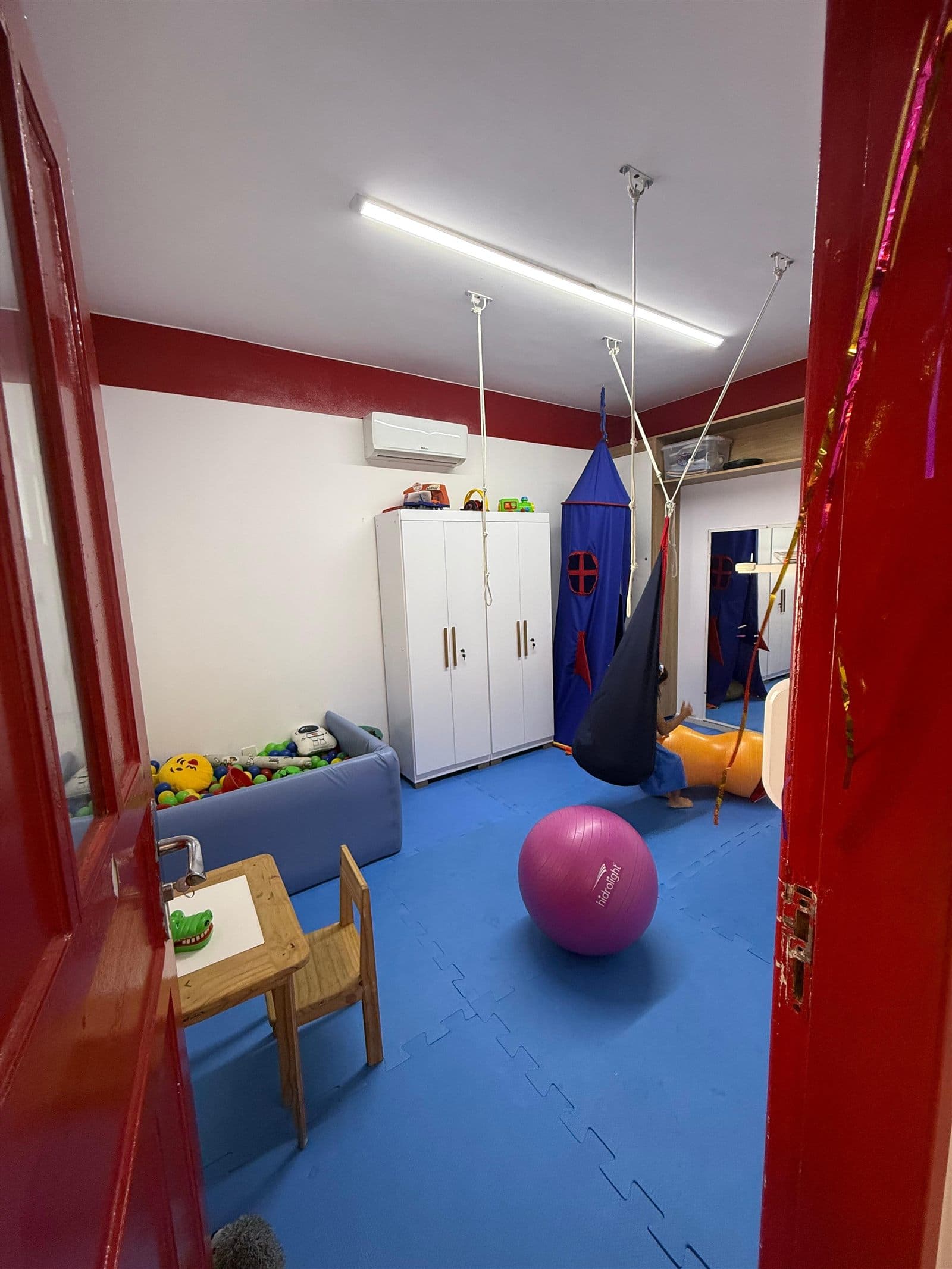 Sala de terapia do Instituto Te Amo com materiais sensoriais para atendimento infantil