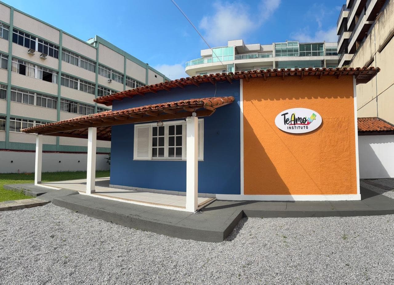 Espaço interno do Instituto Te Amo, clínica multidisciplinar para autismo em Cabo Frio